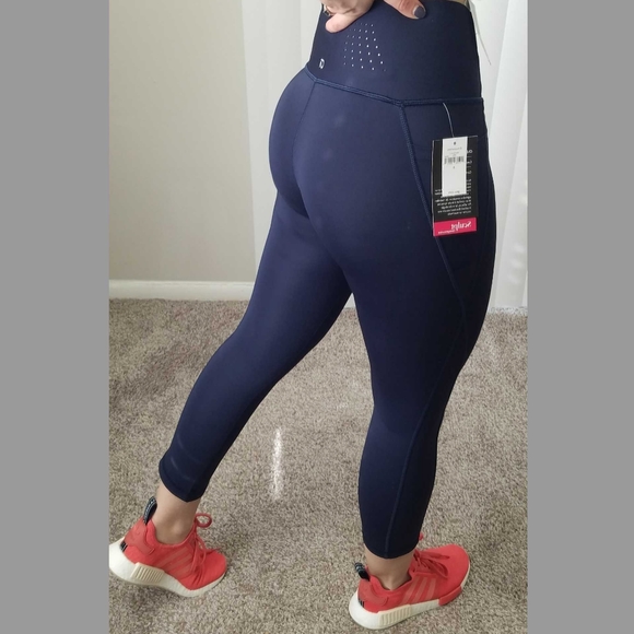 GapFit High Rise Capris in Sculpts Revolution - Picture 3 of 3